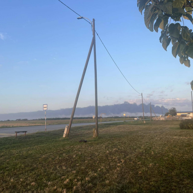 Pogled iz azila prema gorućoj tvornici