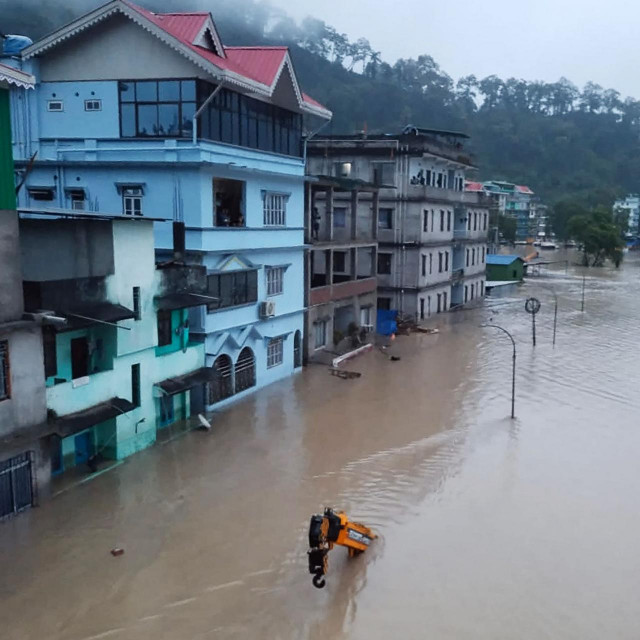 Ostala planinska područja Indije, kao i dijelovi susjednog Pakistana i Nepala posljednjih su mjeseci pogođena olujnim kišama, poplavama i klizištima