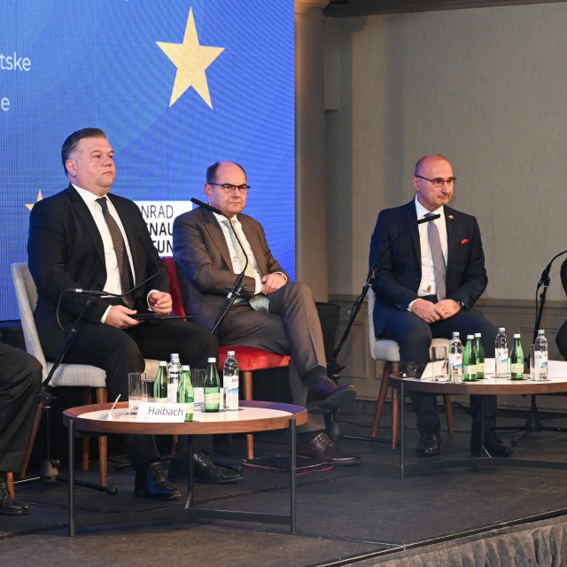 Konferencija Proširenje EU - Može li BiH biti nova uspješnica?
Na fotografiji: Mate Granić, Josip Brkić, Christian Schmidt, Gordan Grlić Radman, Tomislav Sokol