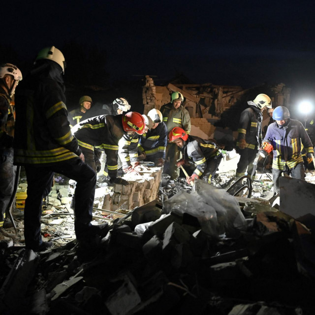 Spasiteljske ekipe raščišćavaju ruševine u Hrozi