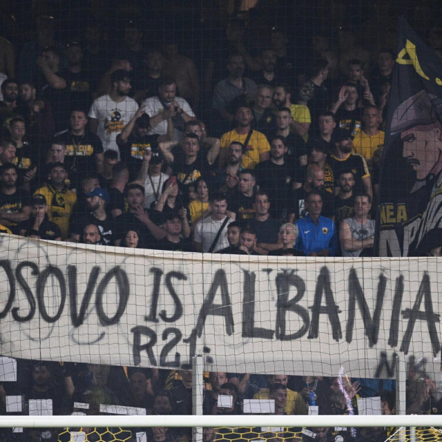Navijači AEK-a su izvjesili neobičan transparent