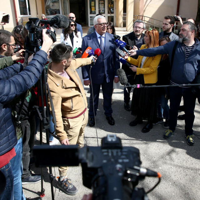 Andrija Mandić daje izjavu novinarima