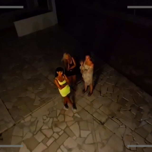 Ljubav je na selu - Radoslavove cure ispred kuće