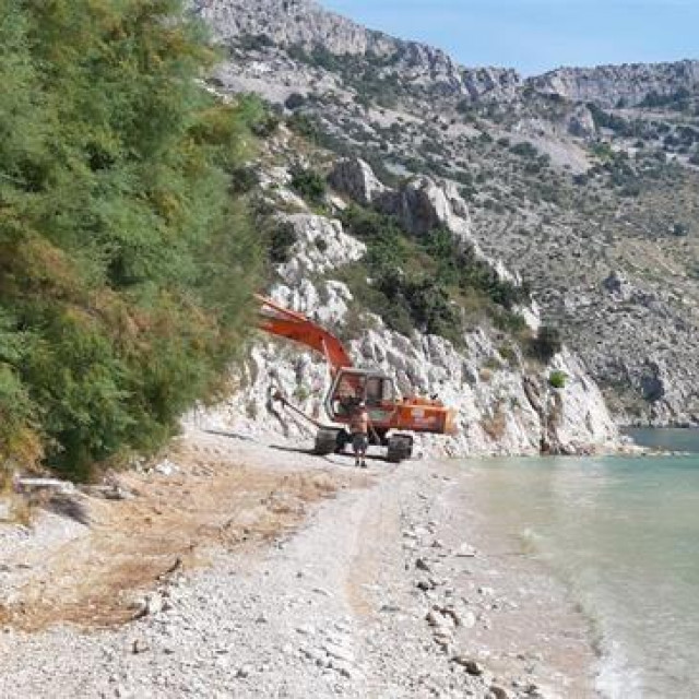 Uvala Vruja nakon uklanjanja bespravno izgrađenih građevina