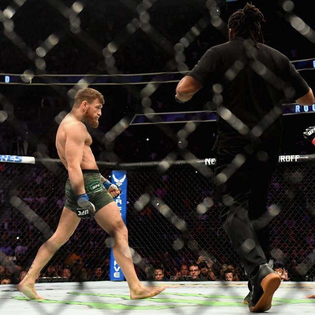 Conor McGregor (lijevo), Herb Dean (sredina), Khabib Nurmagomedov (desno)