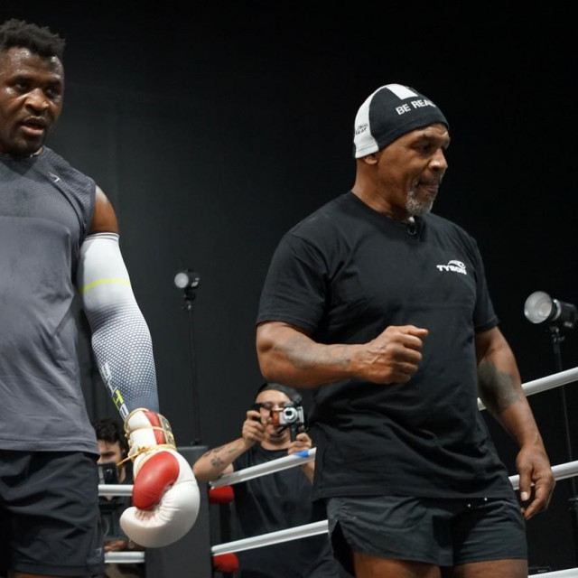 Francis Ngannou (lijevo) i Mike Tyson (desno)
