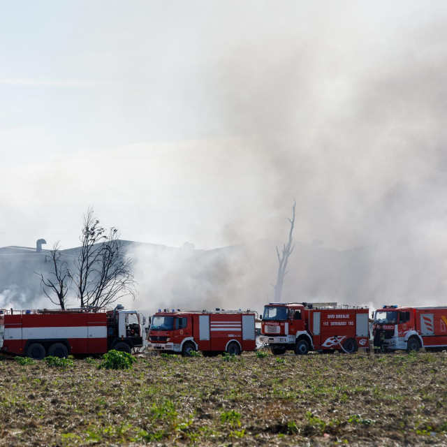 Vatrogasci u dvorištu tvornice Drava International