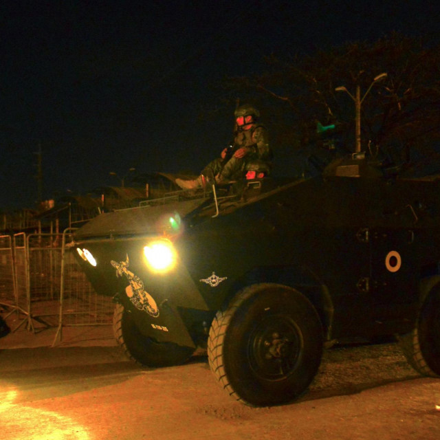 Specijalci ispred zatvora Guayas 1 