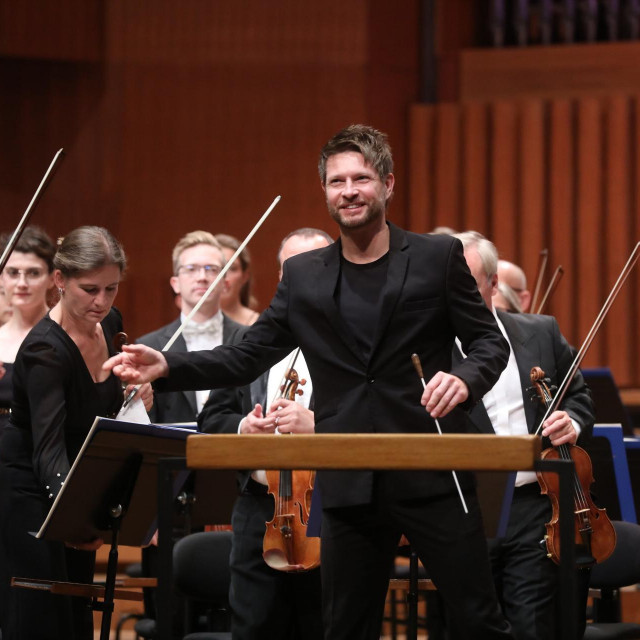 Koncertna dvorana Vatroslav Lisinski.
Lisinski subotom, koncert Drezdenska filharmonija, dirigent Krzysztof Urbanski, violončelo Julia Hagen