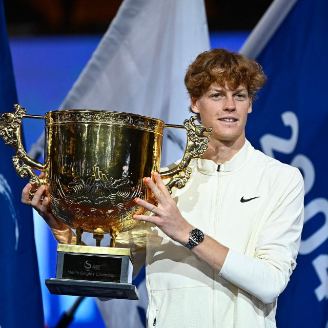 Jannik Sinner s trofejom u Pekingu
