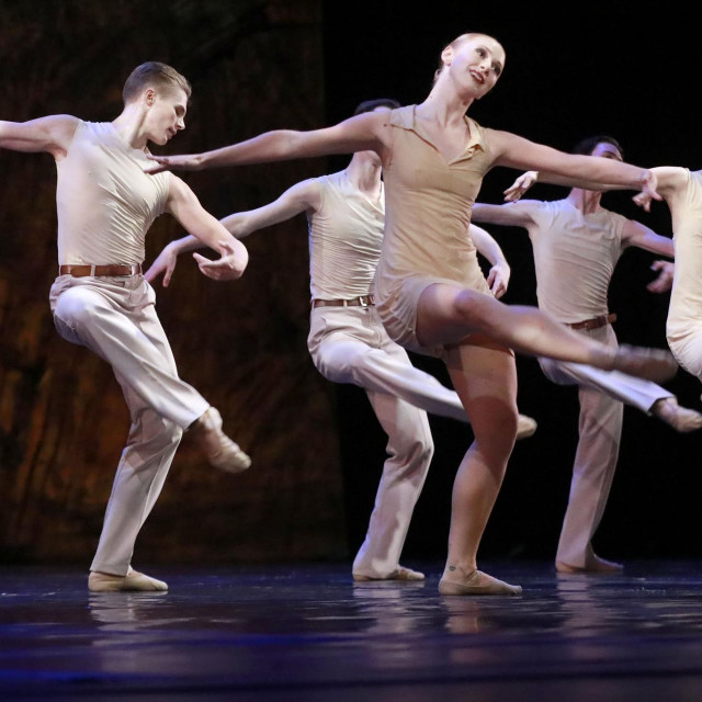 Zagreb, 081023.
Trg Republike Hrvatske.
Baltna predstava La Stravaganza i Noces u HNK.