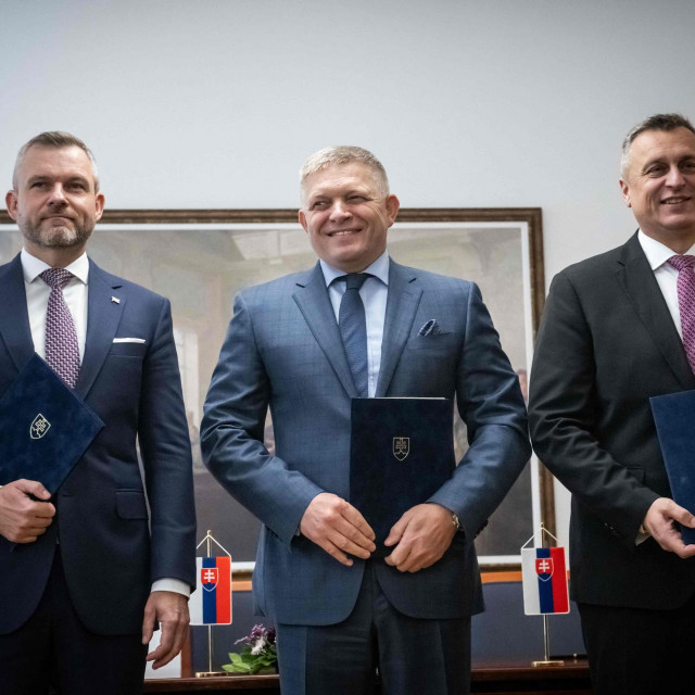 Robert Fico (u sredini) s Peterom Pellegrinijem (lijevo) i Andrejom Dankom iz SNS