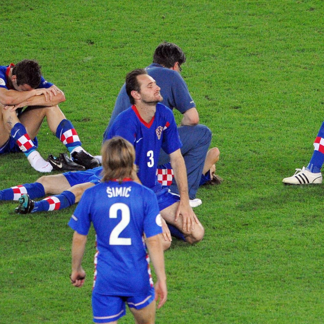 Hrvatski igrači na terenu nakon ispadanja u Beču 2008.