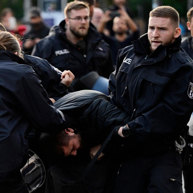 Uhićenje propalestinskog prosvjednika u Berlinu