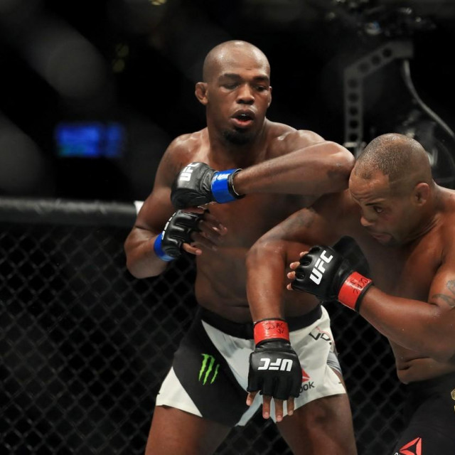 Jon Jones (lijevo) i Daniel Cormier (desno)