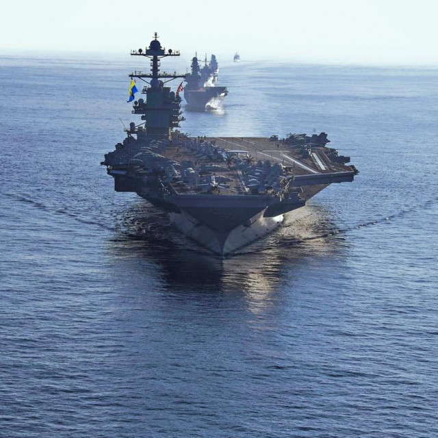 Američki nosač aviona Gerald R. Ford sa skupinom pratećih ratnih brodova snimljen na putu prema Izraelu