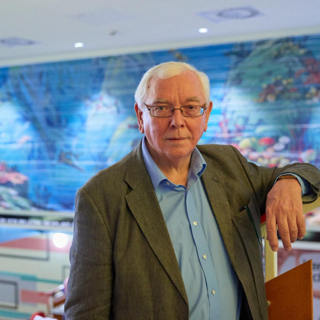 Već je u trilogiji obznanio da je gay i kako se to kosi s njegovim katoličanstvom, pa se – kad je napunio 22 godine – proglasio ateistom.