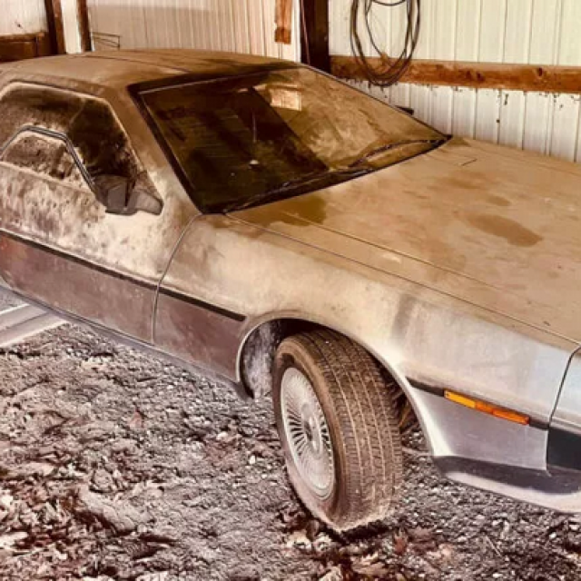 DeLorean DMC-12