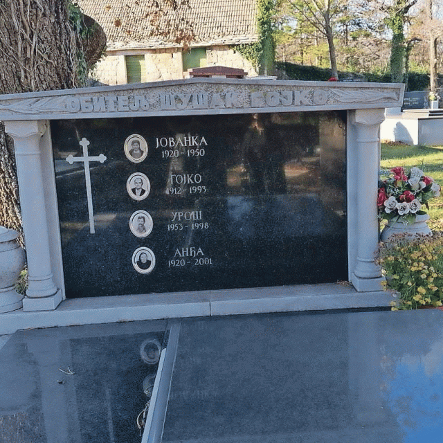 Pod širokom krošnjom jednog hrasta, u grobnici pored svojih najmilijih, Jovanke, Uroša i Anđe, leži Gojko Šušak