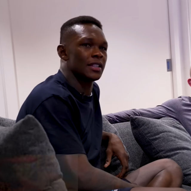 Israel Adesanya (lijevo) i Alexander Volkanovski (desno)