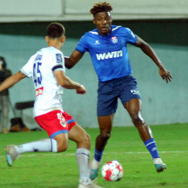 Stephen Chinedu (plavi dres)