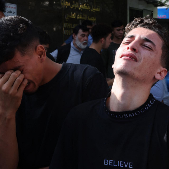 Palestinski mladići oplakuju smrt bliske osobe