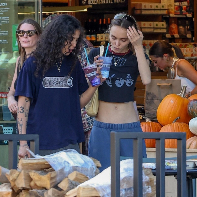 Lily-Rose Depp i 070 Shake 