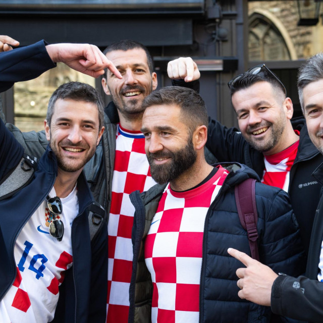 Navijači iz Sinja i Andrija Efendić koji izgledom podsjeća na Livaju