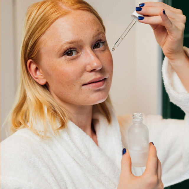 Jedno od najjednostavnijih rješenja je prirodni aktivni sastojak koji ima izbjeljujuća svojstva, kojeg ponekad na beauty-sceni zovu i ”čudotvornim”: kojična kiselina. No, što se krije iza ovog ”čudotvornog” sastojka? Je li zaista učinkovita, i još važnije—je li sigurna za naše zdravlje?