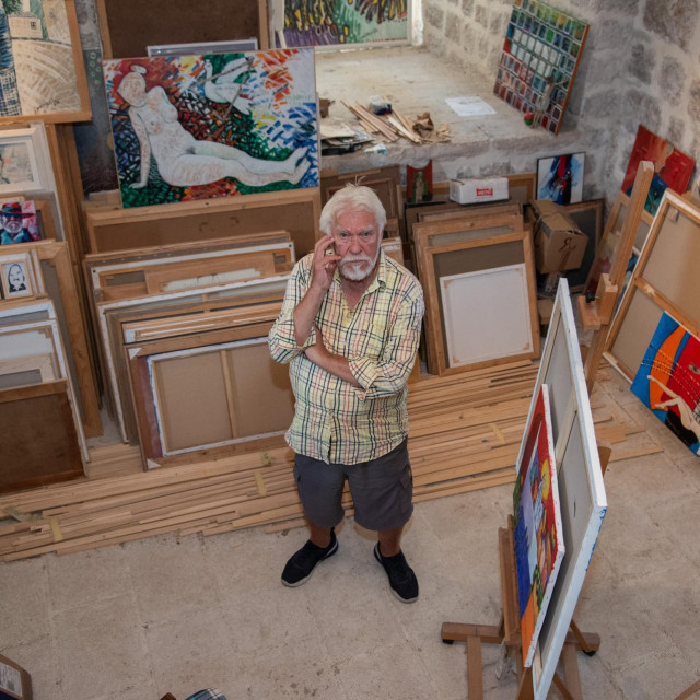 ”Mnogo prodati najčešće znači udovoljavati ukusu kupaca koji slike ocjenjuju, recimo, riječima ‘dobro će pristati uz namještaj‘, znači pomalo gubiti smisao i ljepotu pravog umjetničkog stvaranja. Želim da meni bude primaran umjetnički doživljaj”