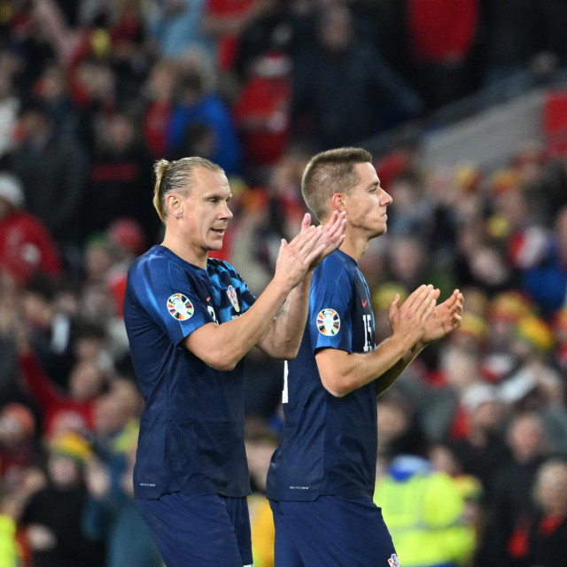 Vida i Pašalić pozdravljaju hrvatske navijače koji nisu prestajali s pjesmom