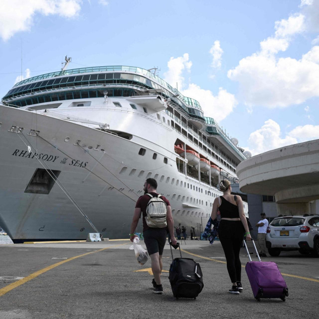 Američki se državljani u izraelskoj luci Haifi ukrcavaju na brod za Cipar