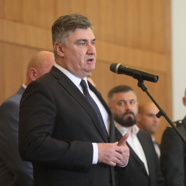 Zoran Milanović (za mikrofonom)