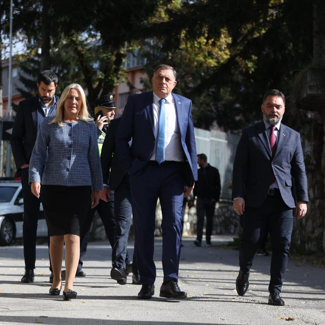 Milorad Dodik odlazi sa suda; Igod Dodik u pozadini lijevo