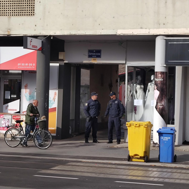 Policija ispred zgrade u Osijeku u čijem je dvorištu pronađeno beživotno tijelo muškarca