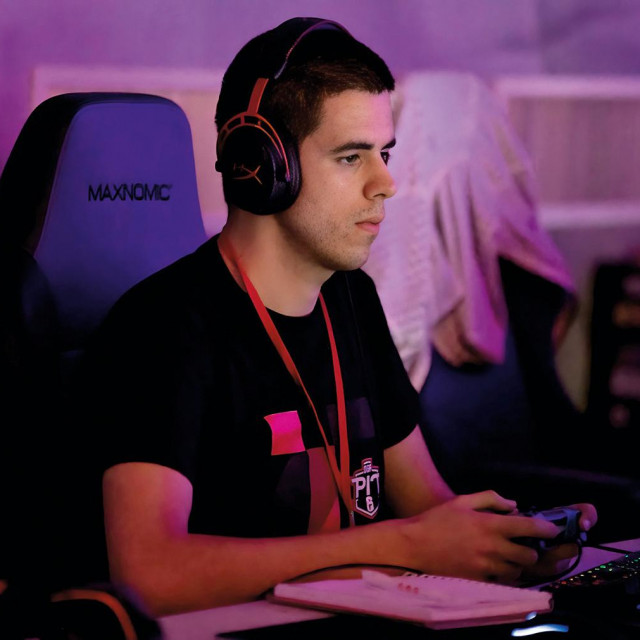 Ante Medić jedan je od najpoznatijih hrvatskih esport komentatora i observera ili ingame direktora