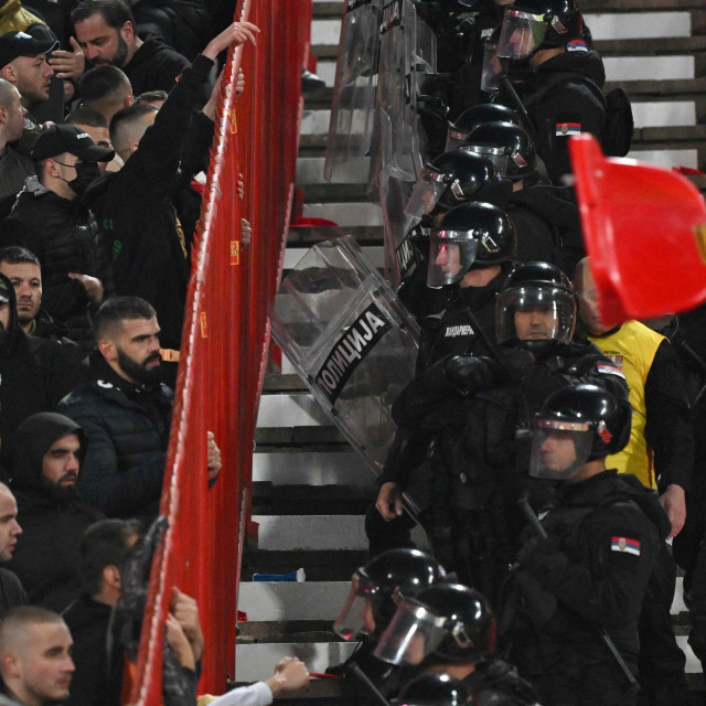 Navijači Crne Gore u sukobu sa srpskom policijom