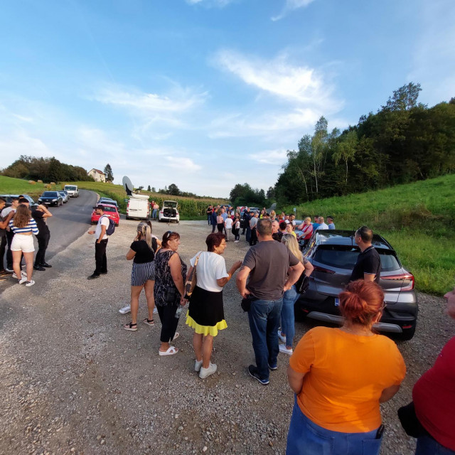 Prosvjed protiv gradnje prihvatnog centra u Dugom Dolu