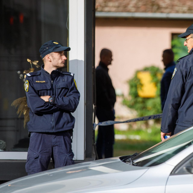 U dvorištu stambene zgrade u Županijskoj ulici pronađena je mrtva osoba.
Na fotografiji: policija osigurava mjesto pronalaska mrtve osobe.





 