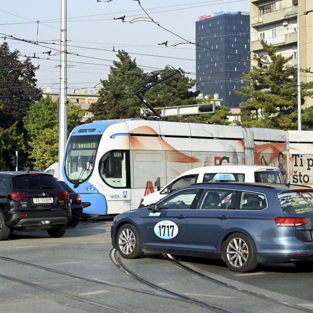 Na križanju Držićeve i Avenije Vukovar nastala je prometna gužva nakon što je tramvaj iskočio iz tračnica