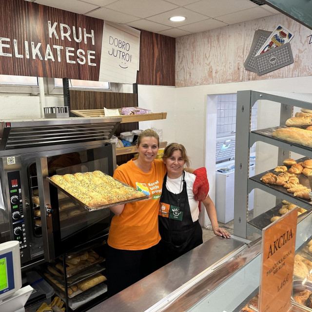 Nina Mimica, članica Uprave Studenca u društvu kolegice iz prodavaonice u Mimicama kod Omiša