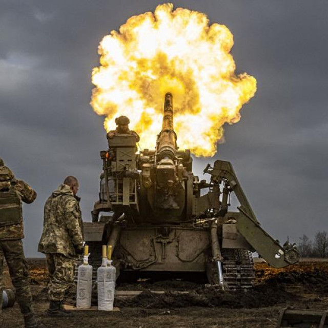 Igor Tabak; ukrajinski vojnici pucaju iz haubice 2S7 Pion