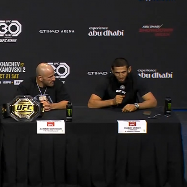 Dana White, Alexander Volkanovski (u sredini) i Khamzat Chimaev (desno)