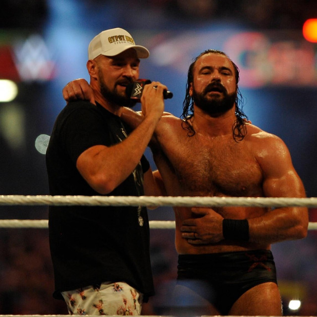 Tyson Fury (lijevo) i Drew McIntyre (desno)