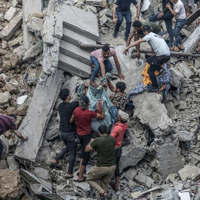 Potraga za preživjelima ispod ruševina razorene crkve