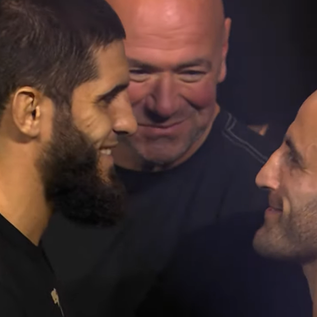 Islam Makhachev (lijevo) i Alexander Volkanovski (desno)