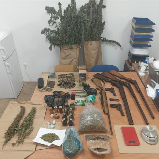 Muškarcu u stanu šronađeni droga i oružje