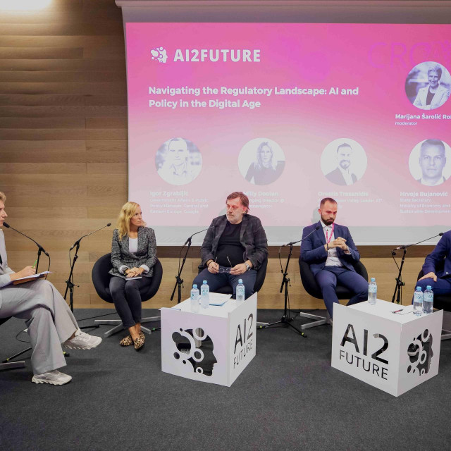 Panel o regulaciji AI-ja na AI2Future konferenciji na kojem su sudjelovali Marijana Šarolić Robić (CRO Startup), Milly Doolan (Euronavigator), Dino Pinjo (Ministarstvo gospodarstva i održivog razvoja), Orestis Trasanidis (EIT Community) i Igor Zgrabljić (Google)