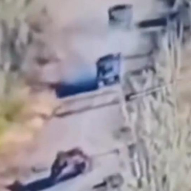 Video prikazuje rusku vojsku kako juriša na područje Avdiivke koristeći vrlo stare ”polutorke” - sovjetske kamione napravljene po uzoru na američki kamion Ford Model AA iz 1930. godine.