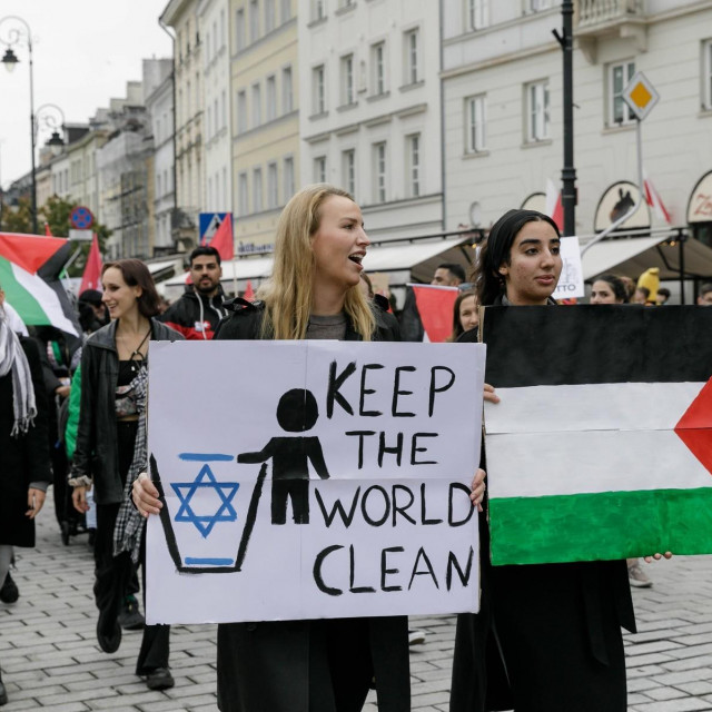 Fotografija studentice Marie Andreson sa skandaloznim plakatom